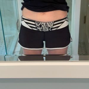 Lululemon size 6 black & off white low rise shorts